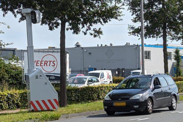 2.244 boetes met de flexibele flitspaal aan Industrieweg: dus hij blijft nodig