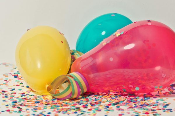 Trijn en Aaldert Kriekjes 60 jaar getrouwd en krijgen ook nog eens het Bezige Bijtje uitgereikt