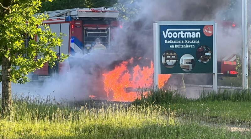 Auto brand uit aan Alteveerstraat