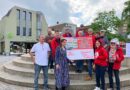 SP trapt campagne af in Hoogeveen met symbolische cheque van 12,7 miljard