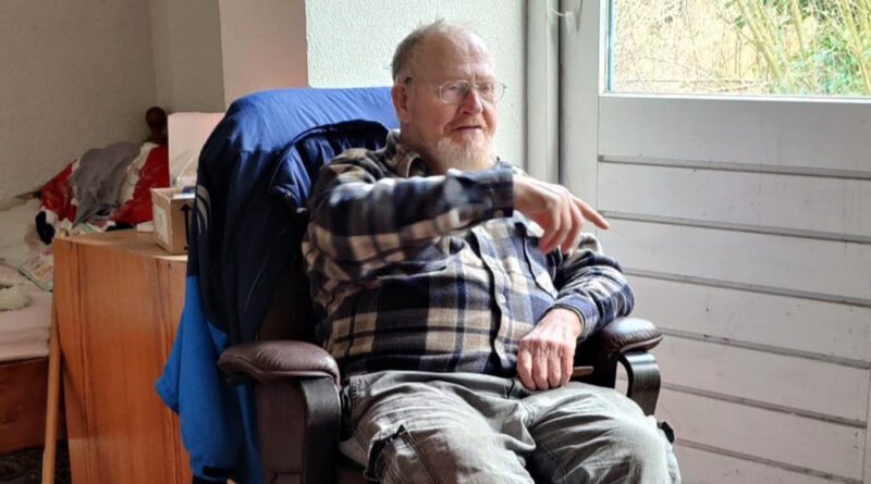 85-jarige man dreigt dakloos te worden in Elim: Urgentiecommissie laat hem in de kou staan