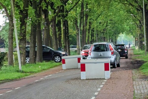Bloembakken op Hollandschevelds Opgaande blijken toch niet veilig en worden verwijderd