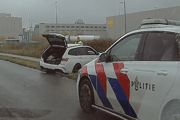 Auto van de weg en knalt tegen lantarenpaal