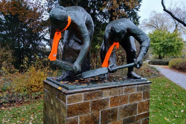 Kunstwerken getooid met oranje sjaal