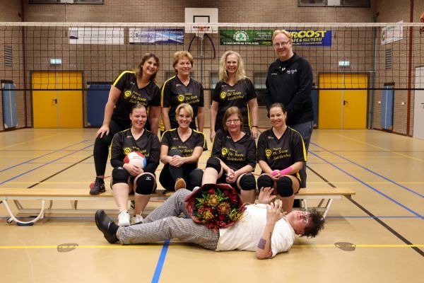Bakkerij de Soete Suickerbol sponsort nieuwe shirts voor volleybalsters van GVN dames 3