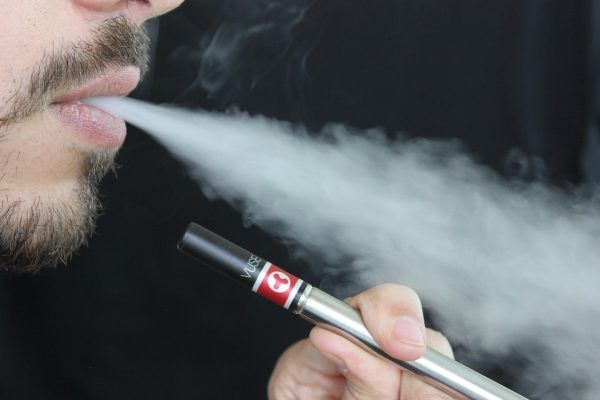 Onderzoek: Vapen steeds populairder onder Drentse scholieren