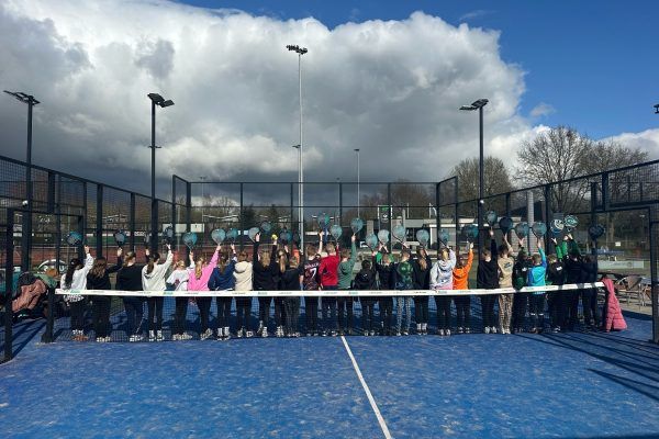 Hoogeveense basisscholen maken kennis met padel op sportpark RC de Weide