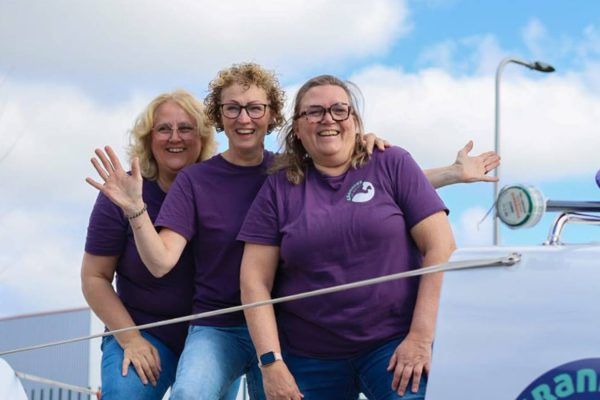 Oceaanroeiboot en 3 grannies te gast bij grandcafé Marron