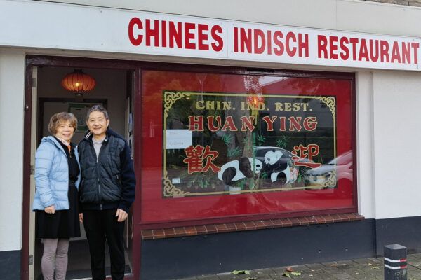 Meneer en Mevrouw Xu van Chinees Indisch Huan Ying (Toekinees ) in Hollandscheveld gaan met pensioen