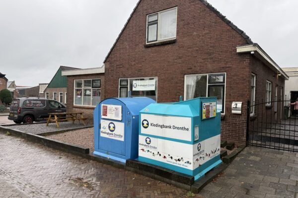 Kledingbank de dupe van afvaldumping in hun kledingcontainers