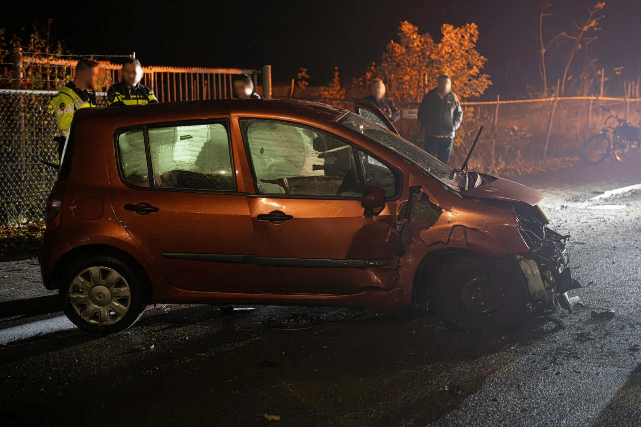 Auto totaal vernield na botsing met betonnen bak aan Griendtsveenweg