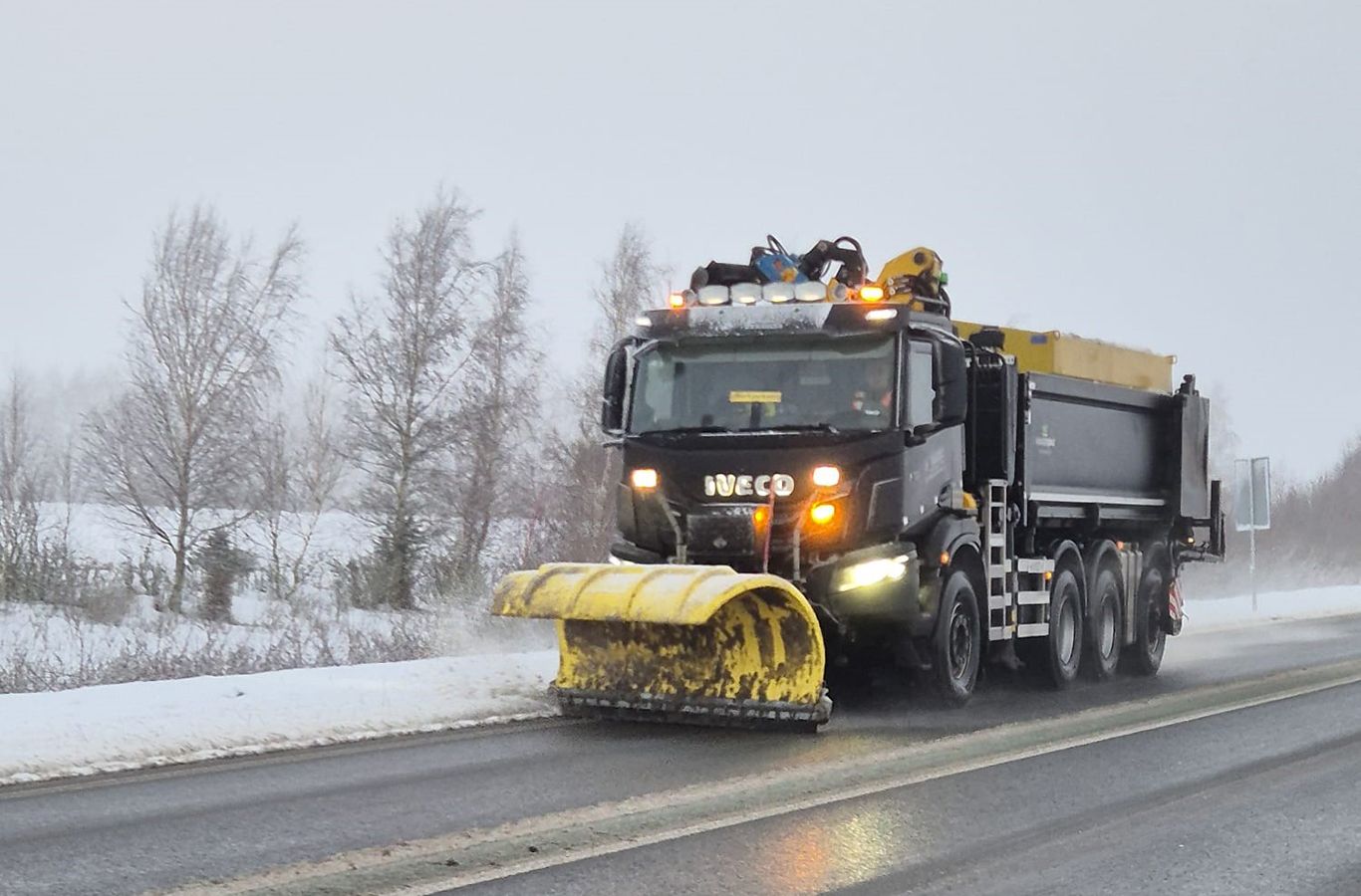 Langdurige sneeuwval in Noord-Nederland op vrijdag 9 januari 2026: ga niet de weg op als dat niet no