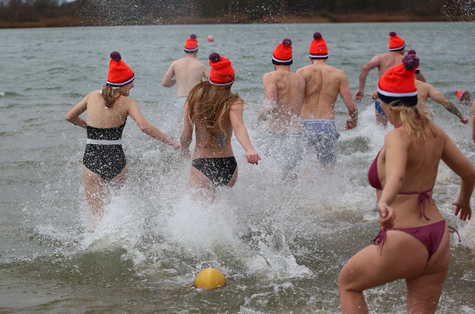 Echte bikkels trotseren koude water van strand Nijstad