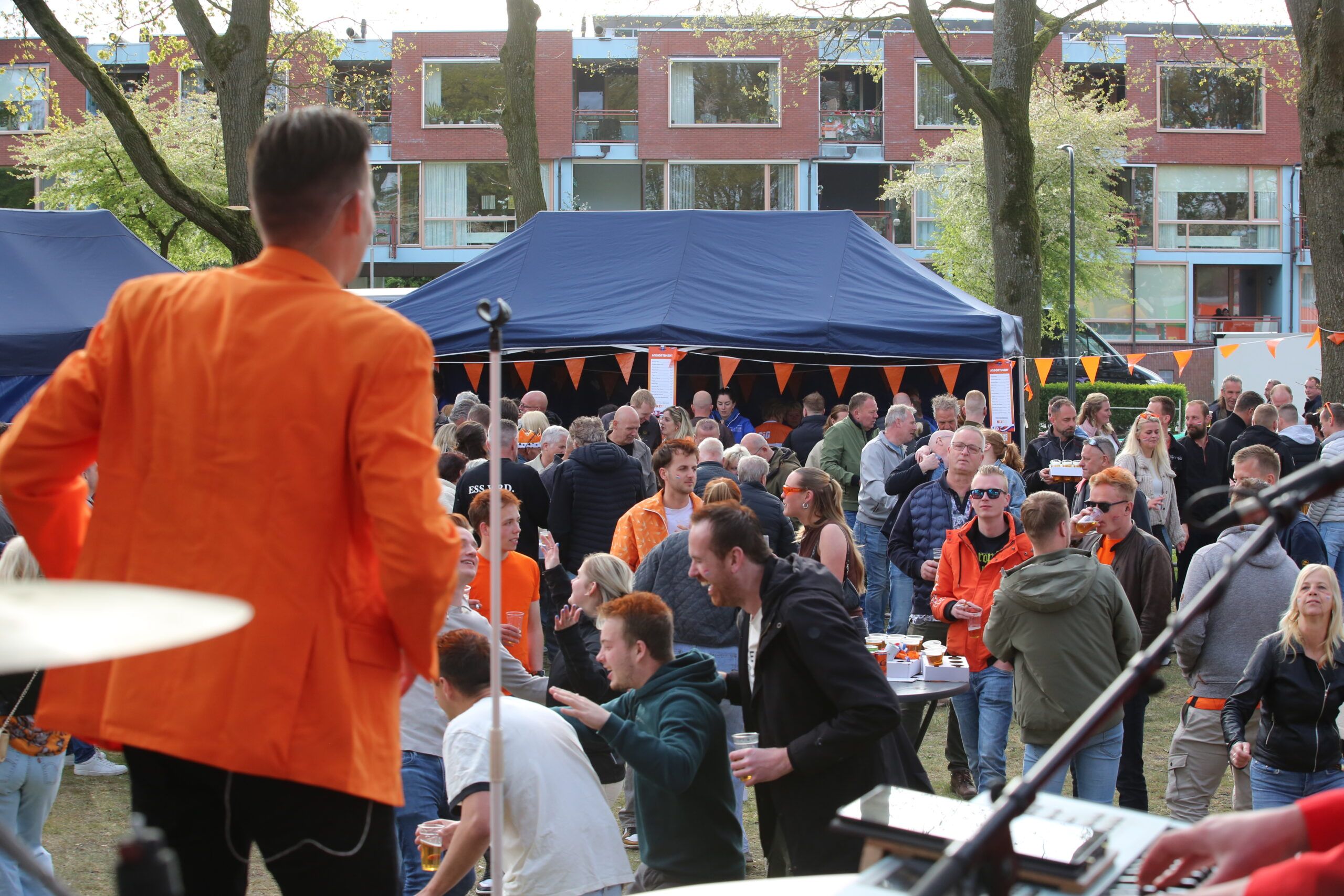Koningsdag 2026 in Hollandscheveld groot succes op nieuwe locatie De Brink