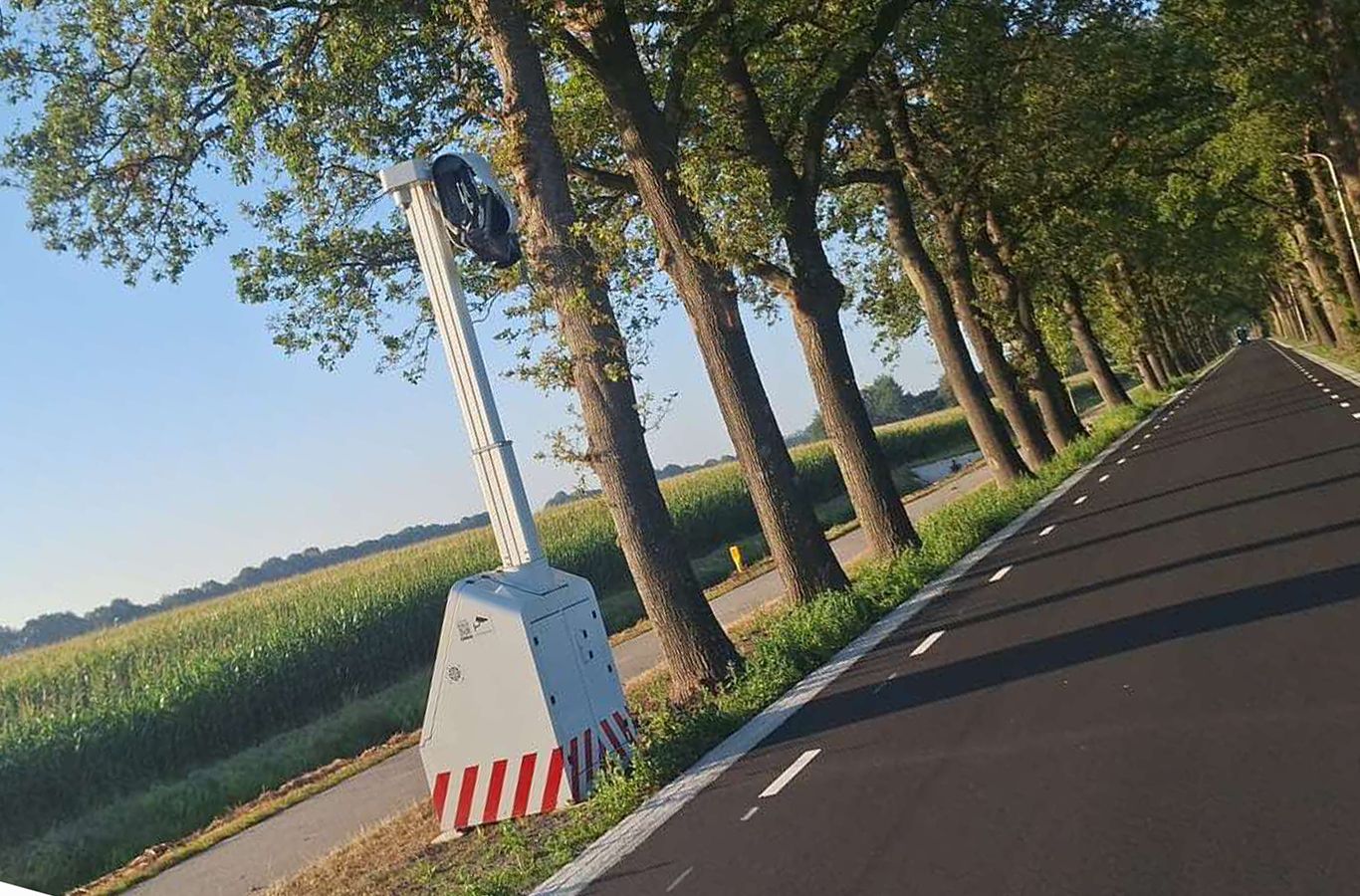 Mobiele flitser Rieghoogstendijk vernield: schade loopt in in tienduizenden euro’s