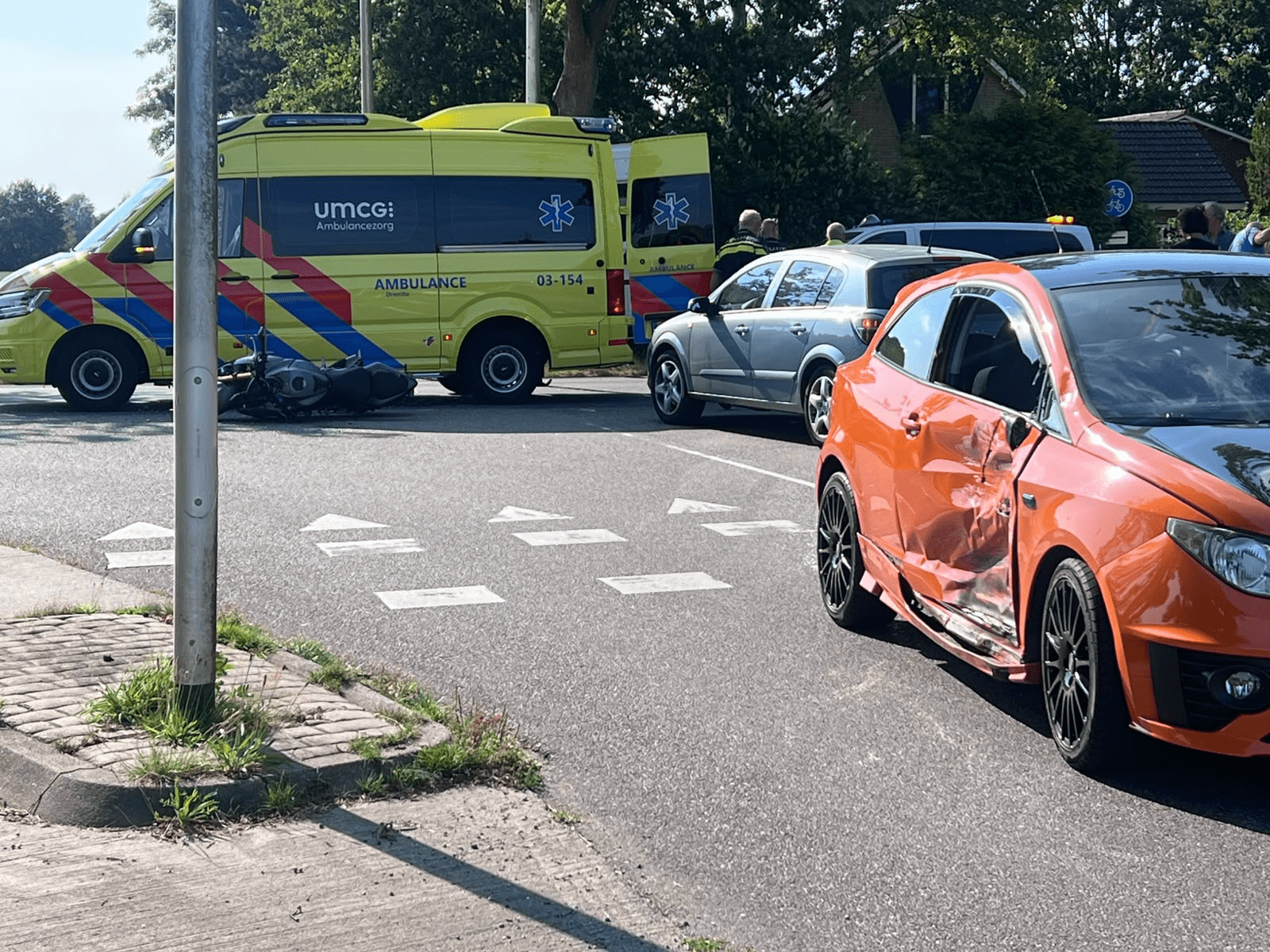 Motor botst op auto bij kruising Alteveer en Trekgatenweg