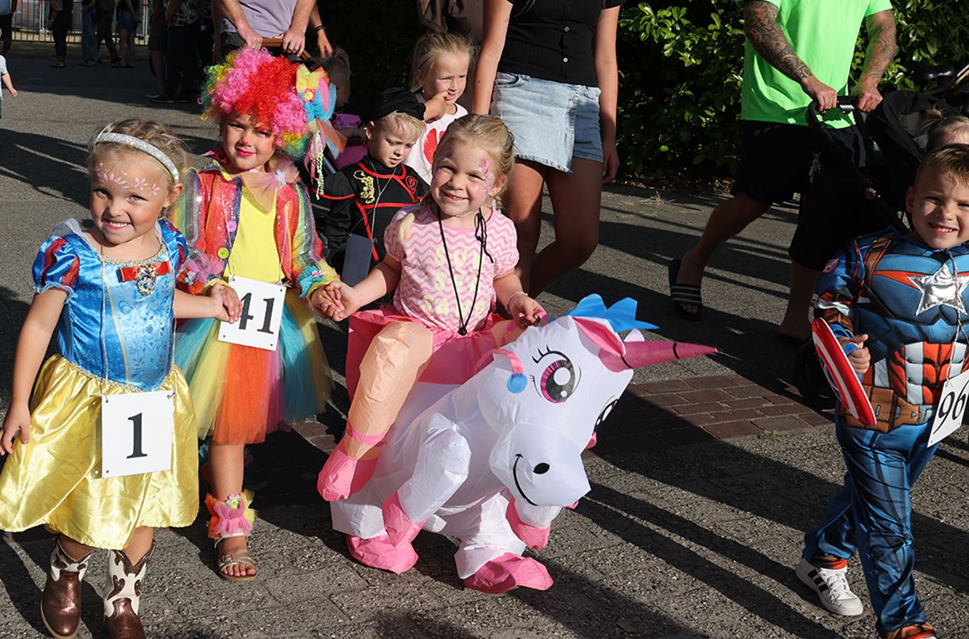 Vrolijke stoet kinderen opent feestweek Noordscheschut